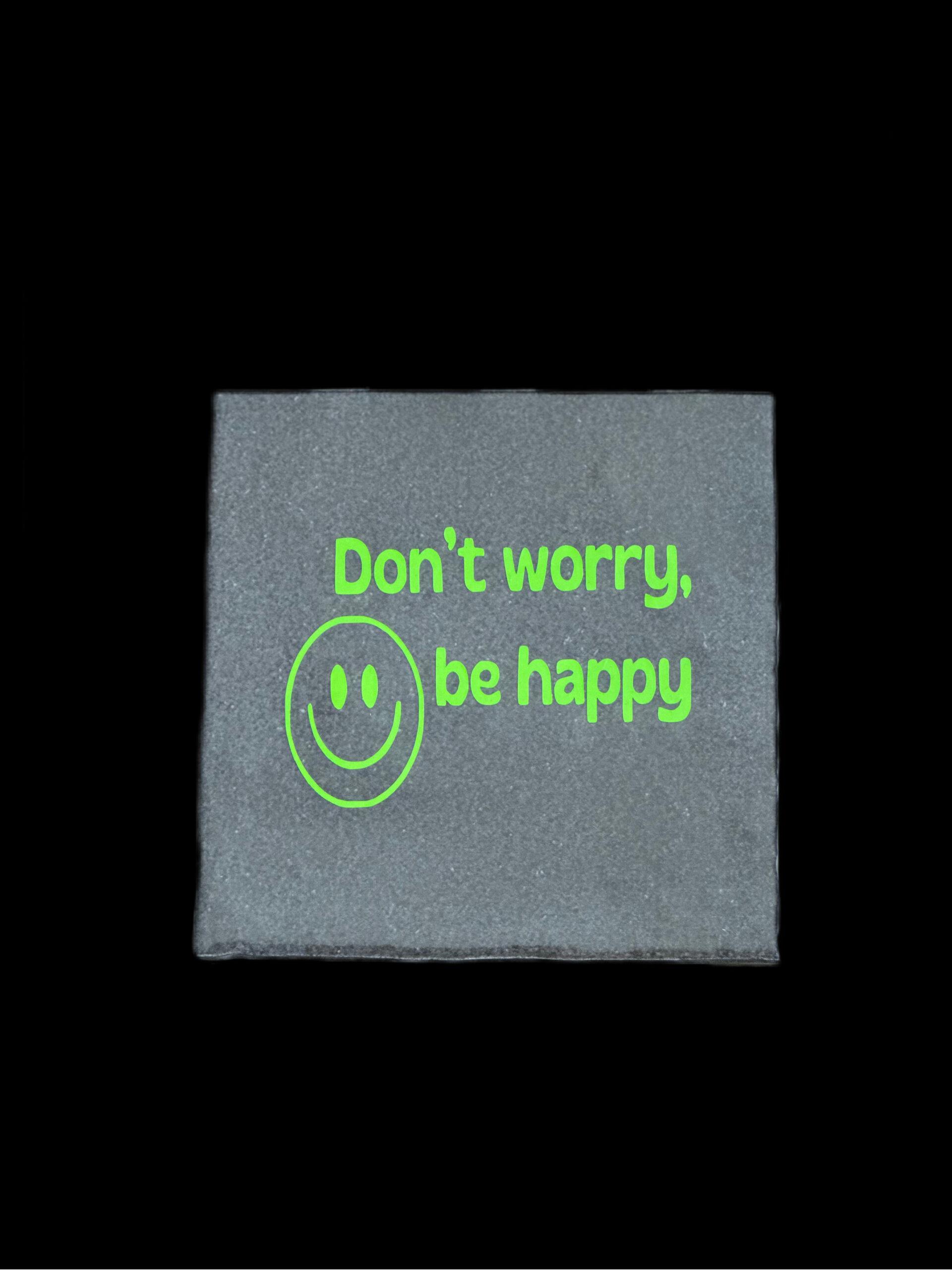Tegel met tekst 'Don't worry, be happy'