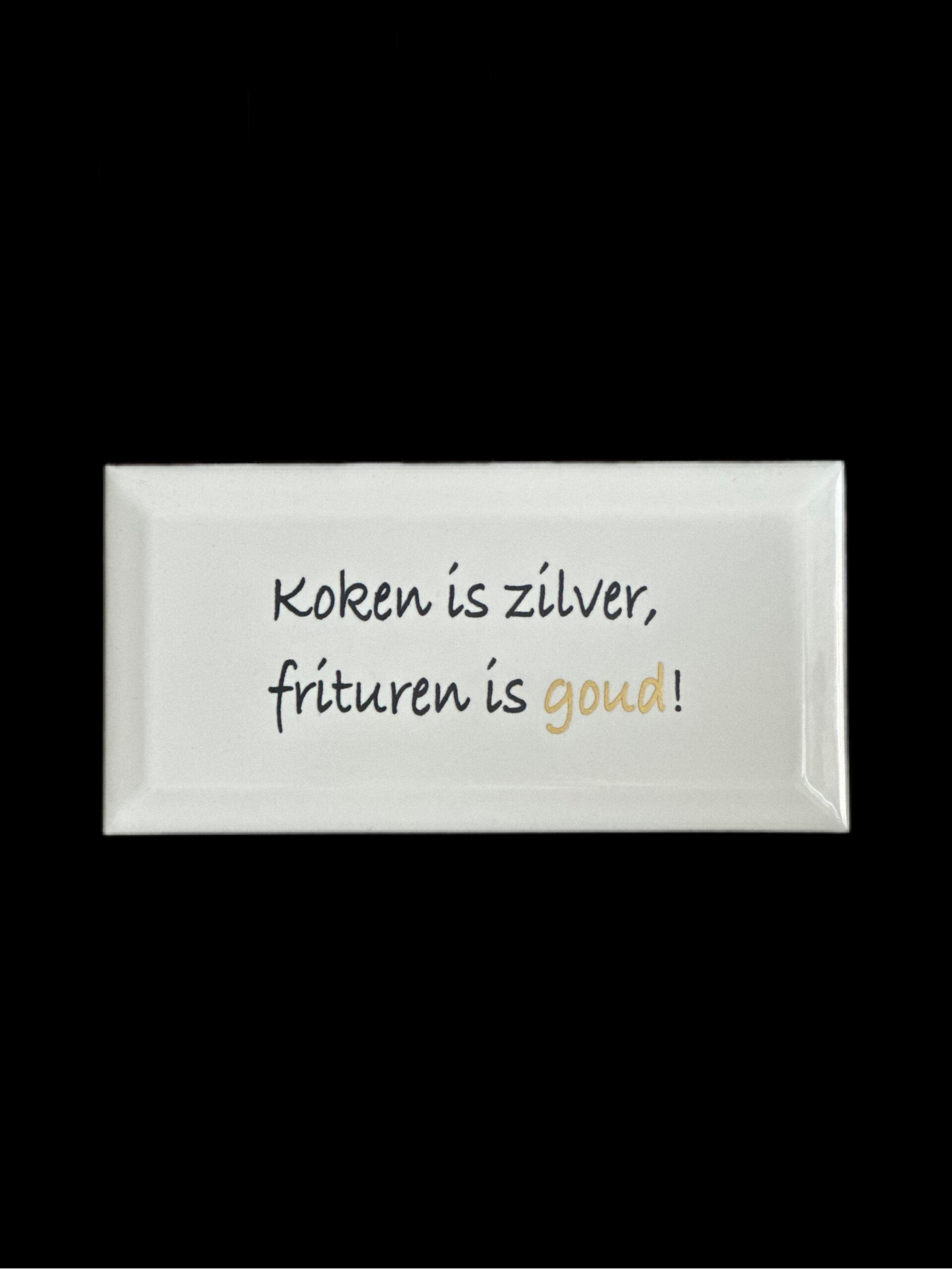 Tegel met tekst 'Koken is zilver, frituren is goud'