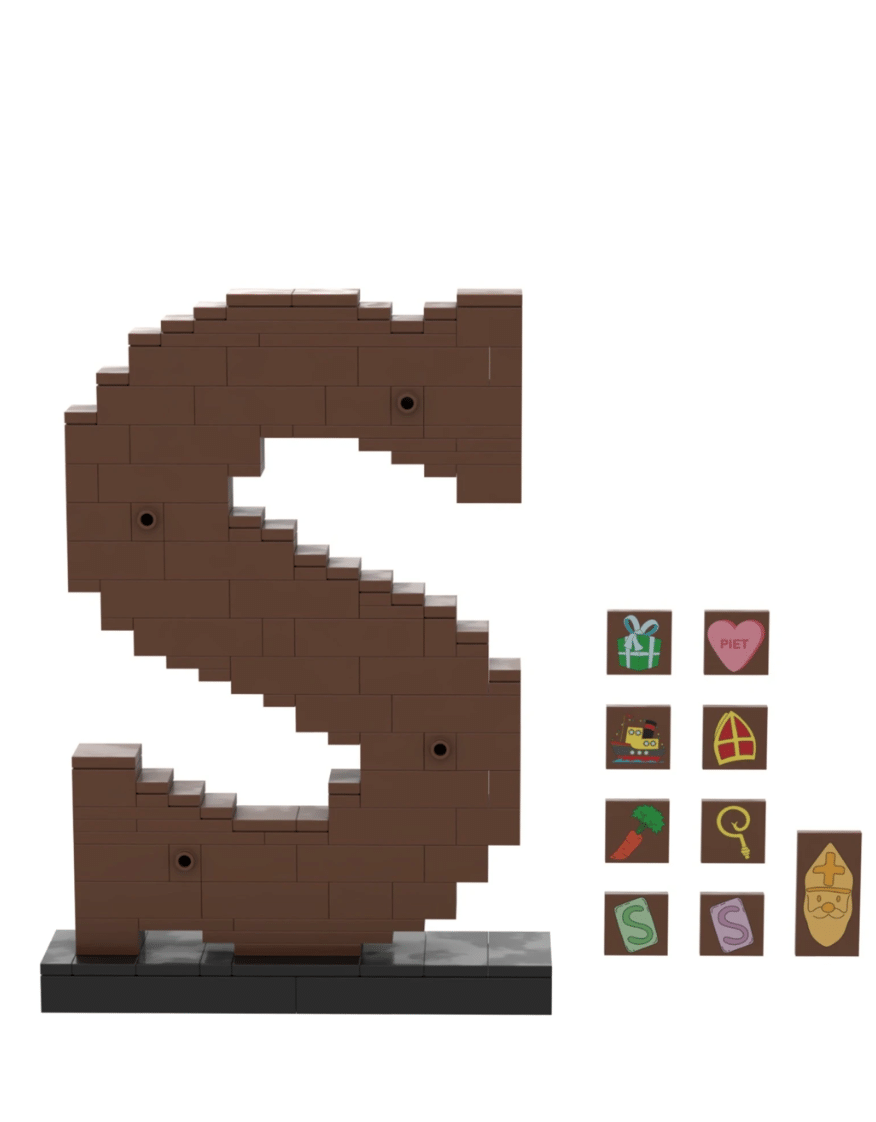 Chocoladeletter S van bruine bouwsteentjes met verwisselbare Sinterklaasdecoraties en een zwarte standaard.